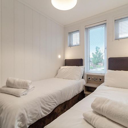 Norfolk Woods Resort And Spa Narborough  外观 照片