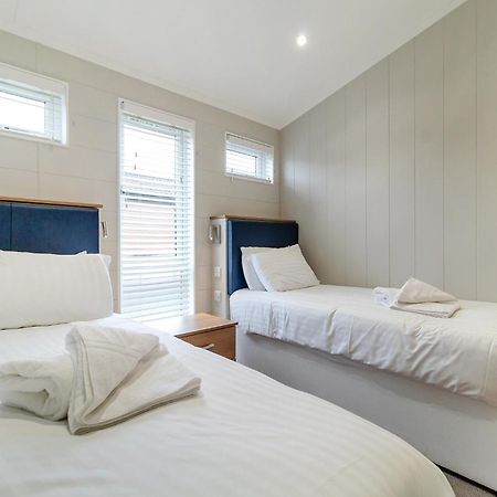 Norfolk Woods Resort And Spa Narborough  外观 照片