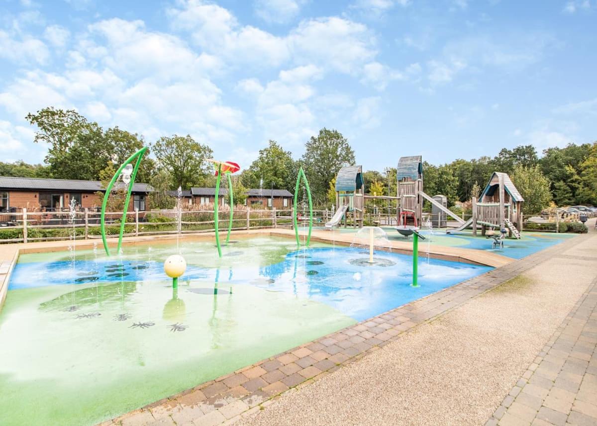 Norfolk Woods Resort And Spa Narborough  外观 照片