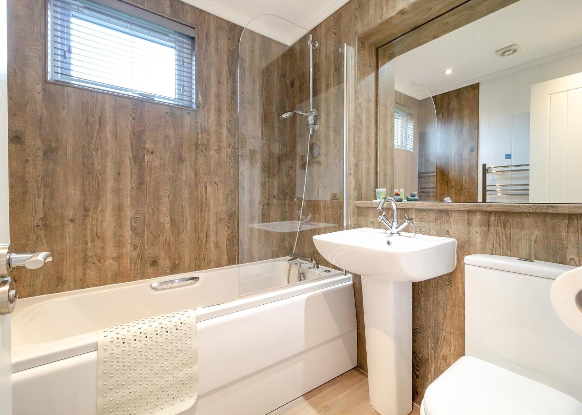 Norfolk Woods Resort And Spa Narborough  客房 照片